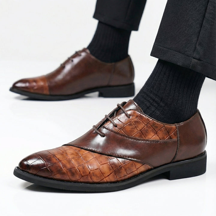 Oxford-Schuhe für Herren aus Leder in Krokodiloptik mit Schnürsenkeln und spitzer Zehenpartie