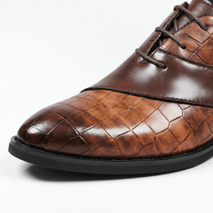 Oxford-Schuhe für Herren aus Leder in Krokodiloptik mit Schnürsenkeln und spitzer Zehenpartie
