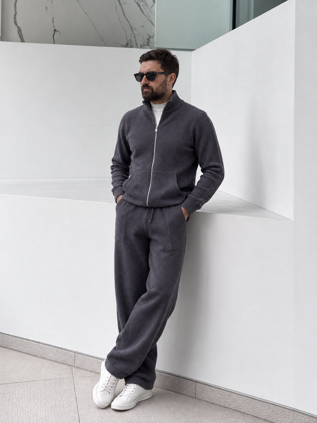 Completo da uomo in maglia con giacca con cerniera integrale e colletto rialzato e pantaloni dritti