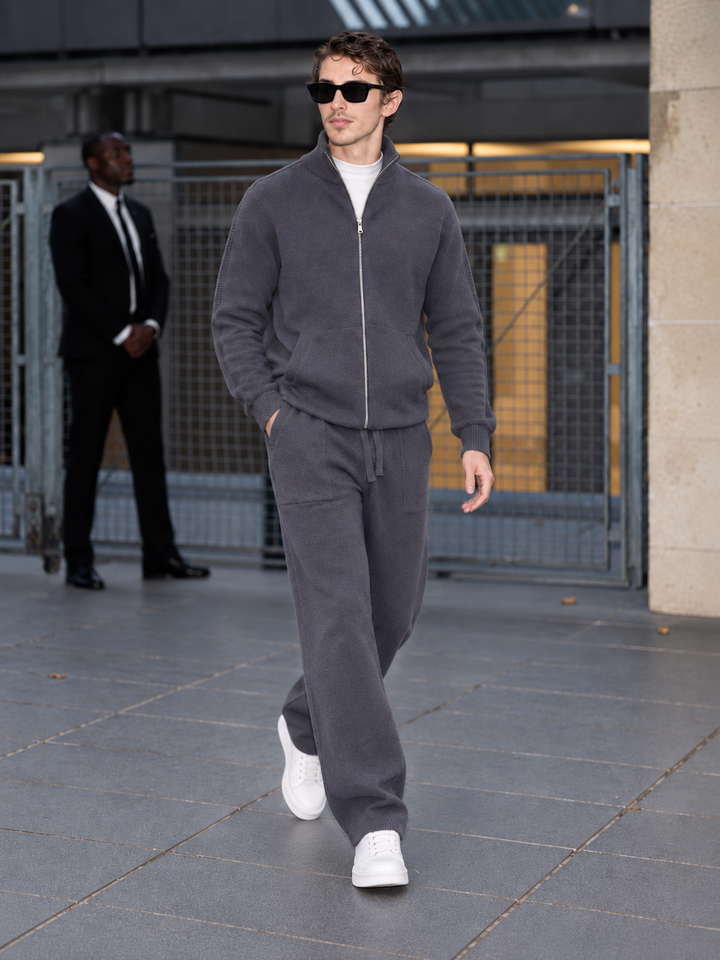 Completo da uomo in maglia con giacca con cerniera integrale e colletto rialzato e pantaloni dritti