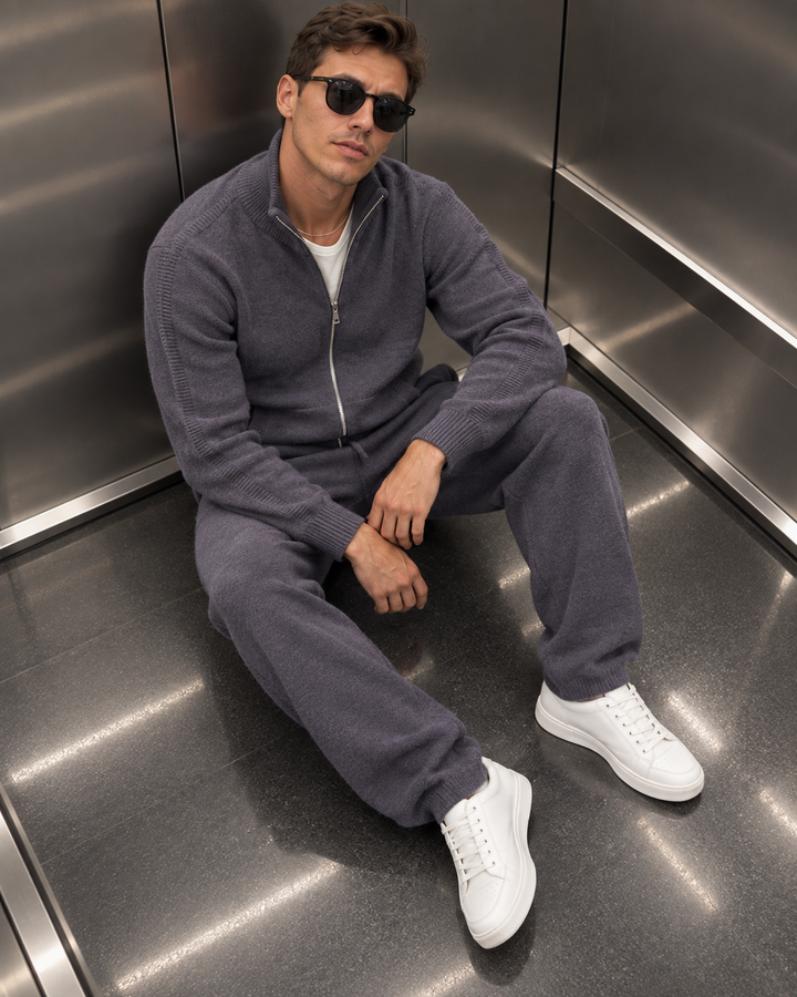 Completo da uomo in maglia con giacca con cerniera integrale e colletto rialzato e pantaloni dritti