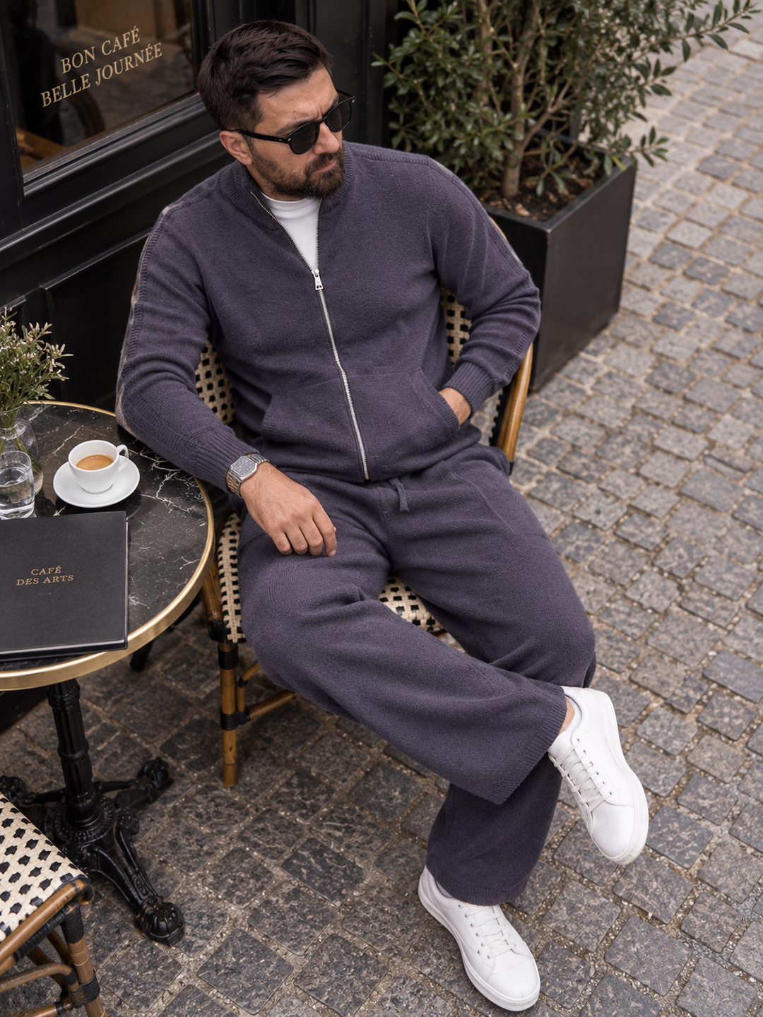Completo da uomo in maglia con giacca con cerniera integrale e colletto rialzato e pantaloni dritti