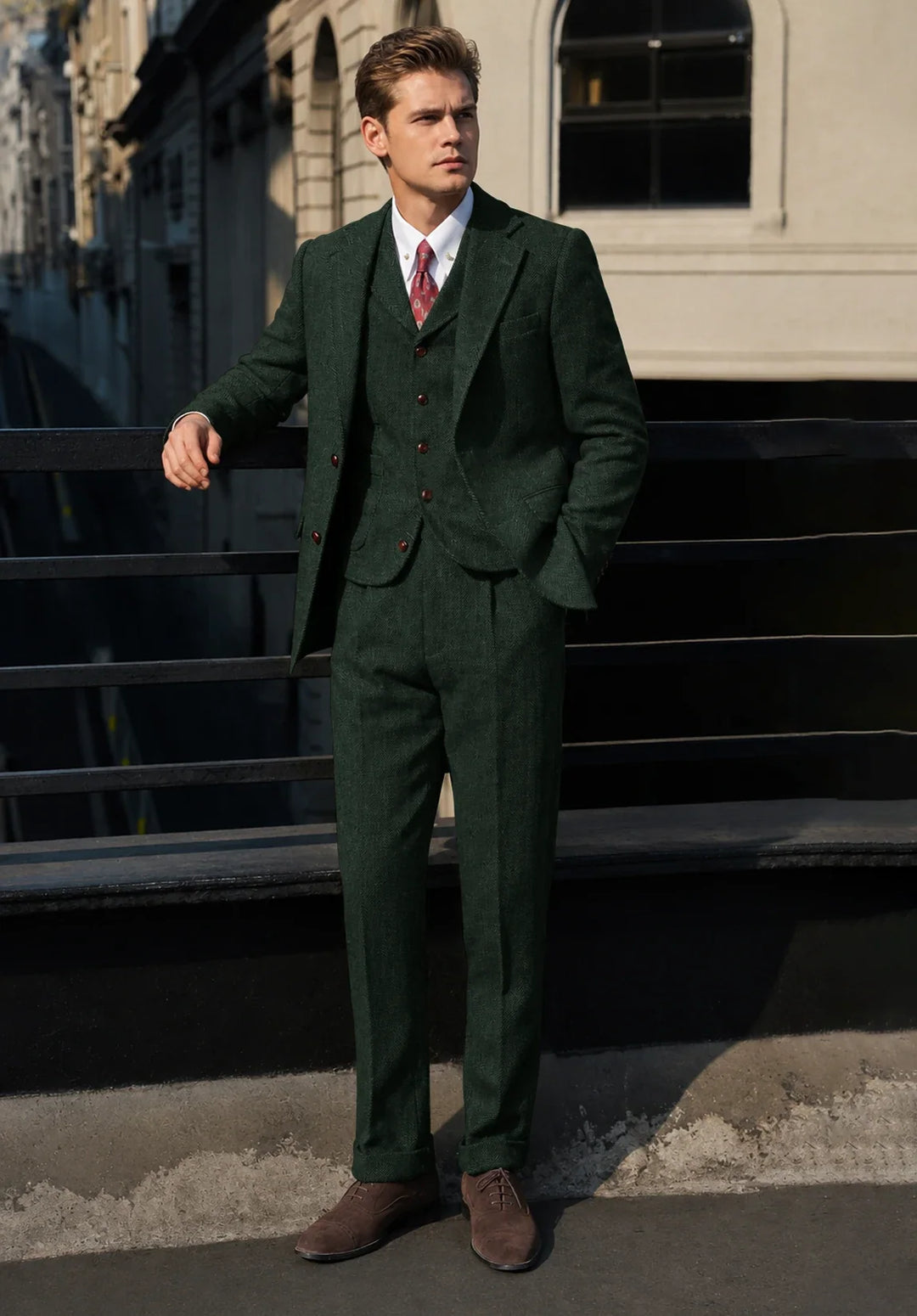 Costume Trois Pièces Homme Coupe Slim en Chevrons avec Ourlets Retroussés et Gilet Boutonné