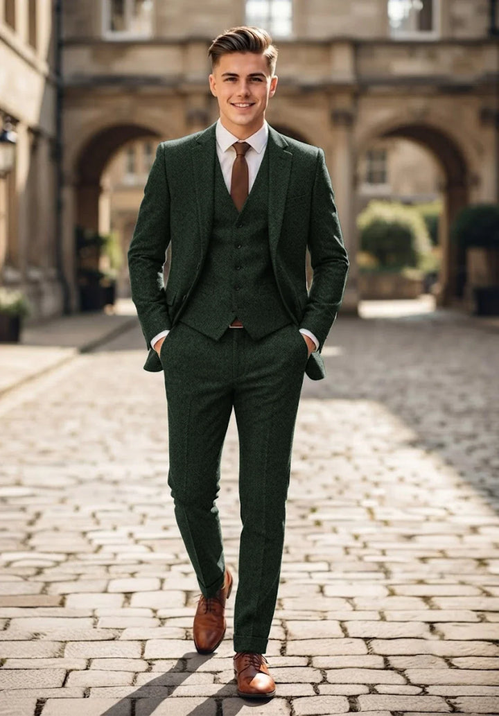 Costume Trois Pièces Homme Coupe Classique en Chevrons avec Col Notch et Gilet Cinq Boutons