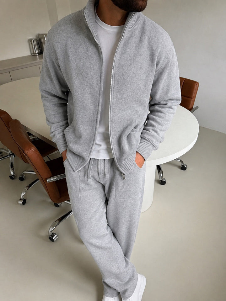 Completo da uomo in maglia con giacca con cerniera integrale e colletto rialzato e pantaloni dritti