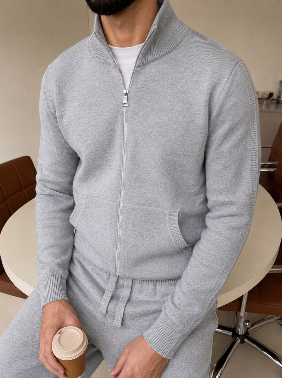 Completo da uomo in maglia con giacca con cerniera integrale e colletto rialzato e pantaloni dritti