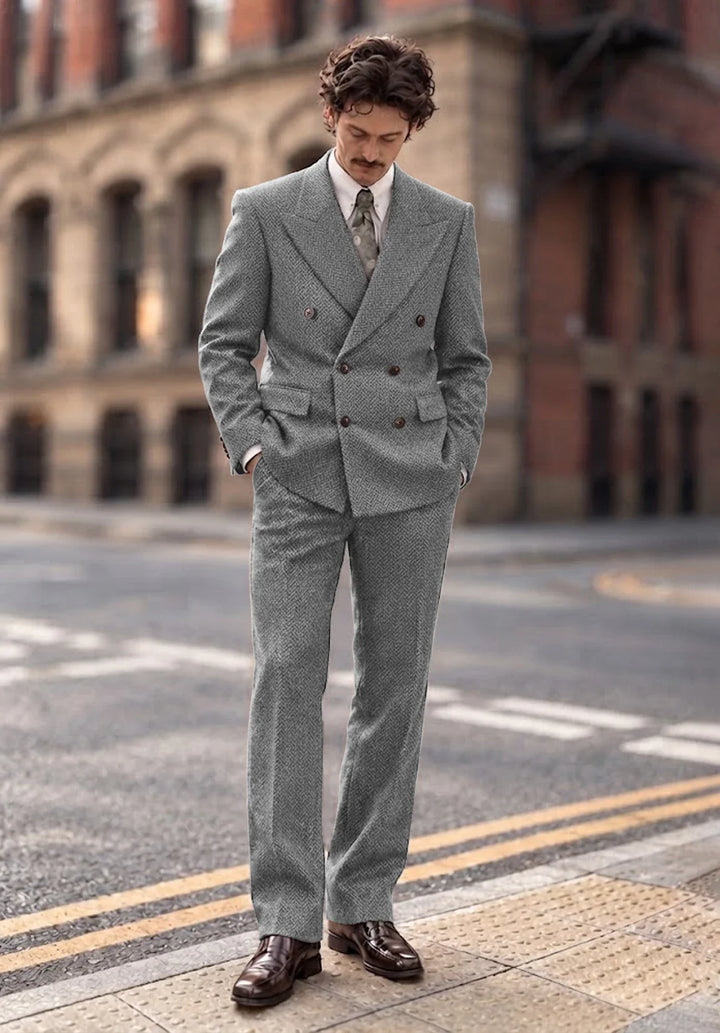 Costume Deux Pièces Homme Coupe Regular en Chevrons avec Veste Croisée et Col Peak