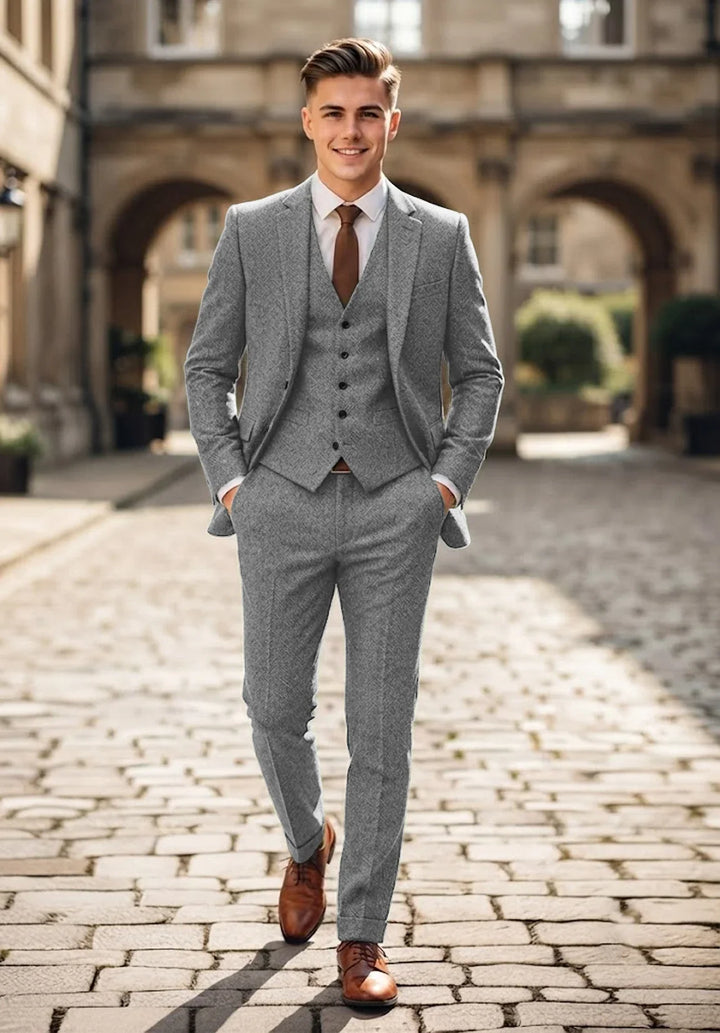 Costume Trois Pièces Homme Coupe Classique en Chevrons avec Col Notch et Gilet Cinq Boutons