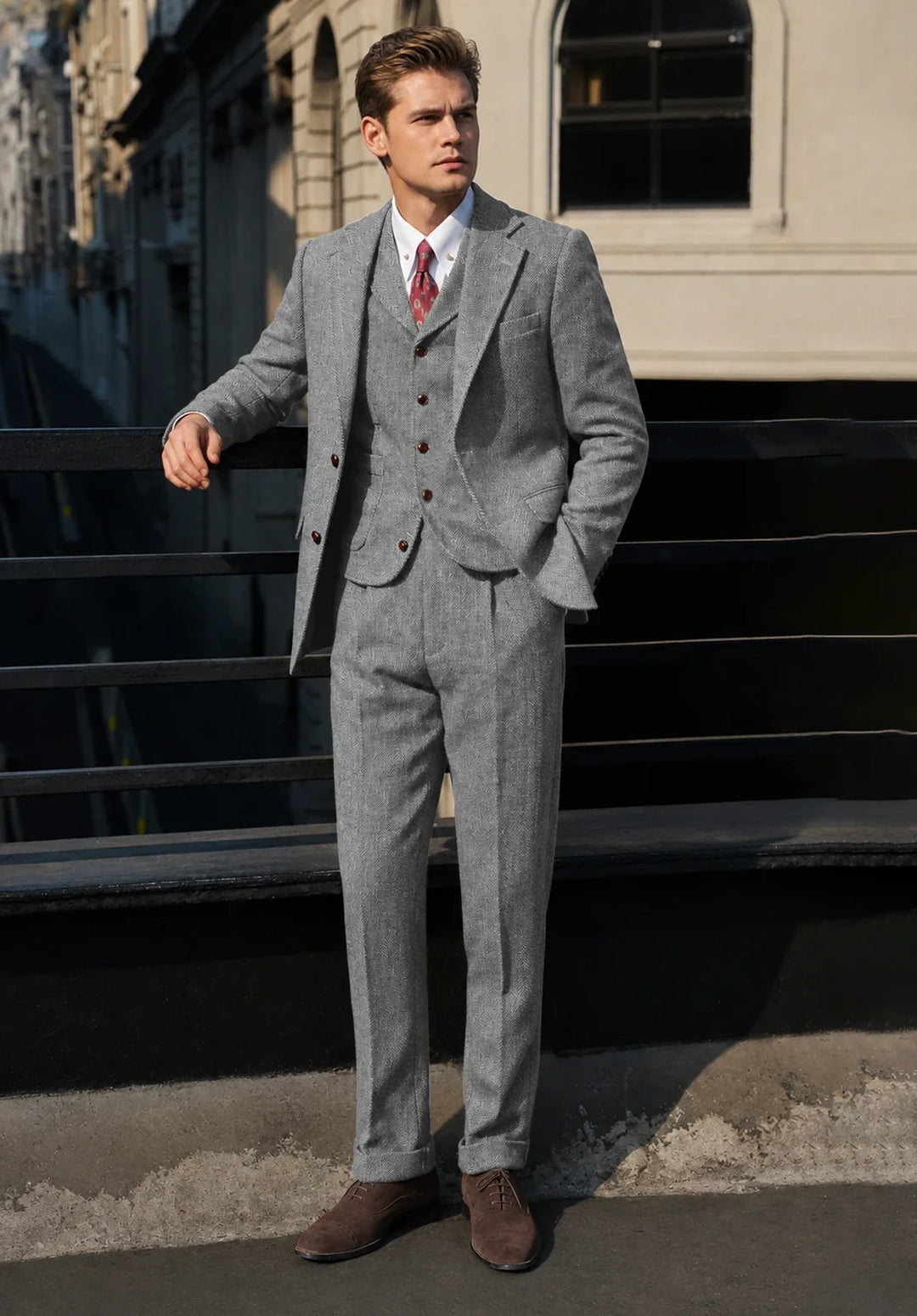 Costume Trois Pièces Homme Coupe Slim en Chevrons avec Ourlets Retroussés et Gilet Boutonné
