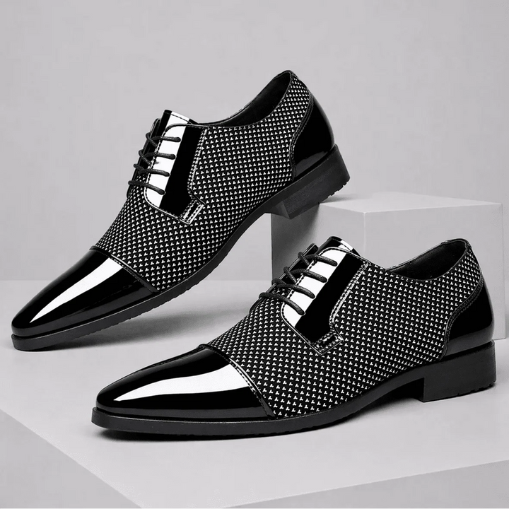 Herren-Oxfords aus Leder mit Lacklederkappe und strukturiertem Muster
