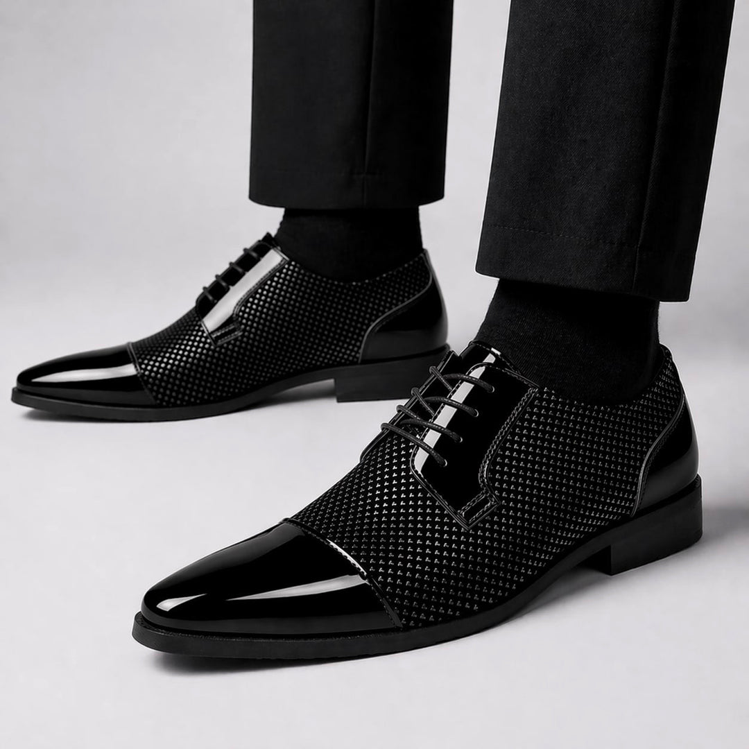 Herren-Oxfords aus Leder mit Lacklederkappe und strukturiertem Muster