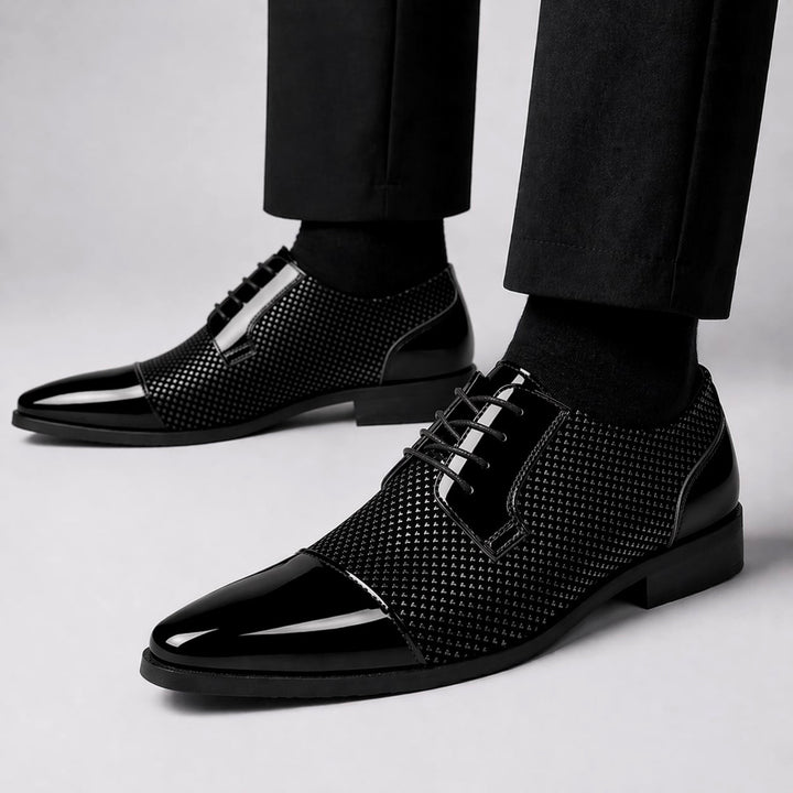 Herren-Oxfords aus Leder mit Lacklederkappe und strukturiertem Muster