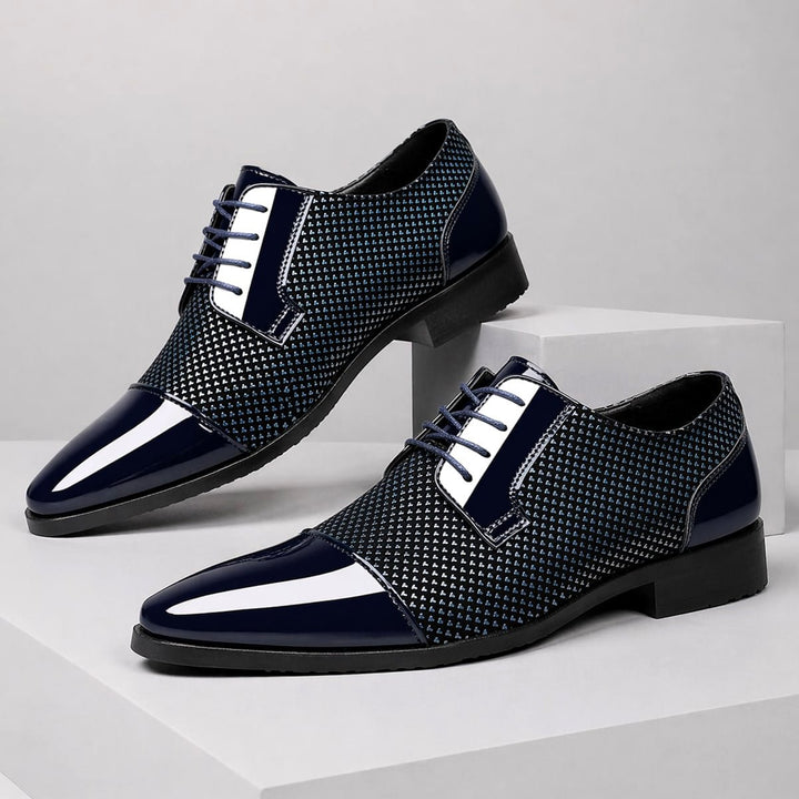 Herren-Oxfords aus Leder mit Lacklederkappe und strukturiertem Muster