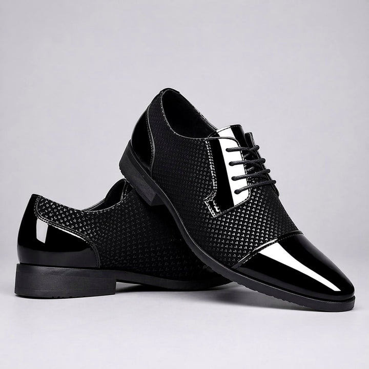 Herren-Oxfords aus Leder mit Lacklederkappe und strukturiertem Muster