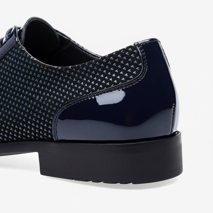 Herren-Oxfords aus Leder mit Lacklederkappe und strukturiertem Muster