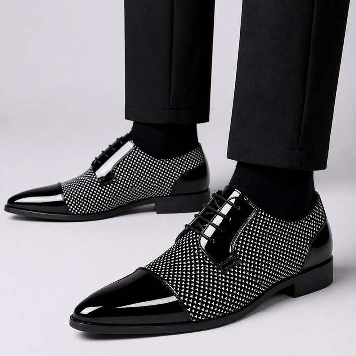 Herren-Oxfords aus Leder mit Lacklederkappe und strukturiertem Muster