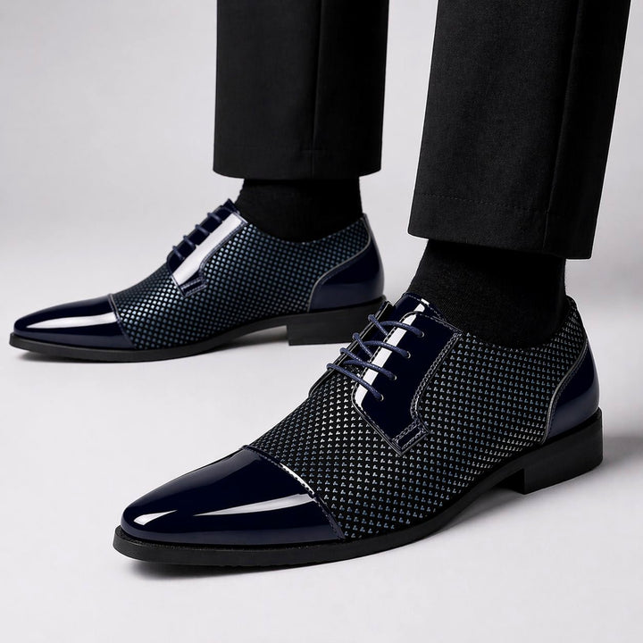 Herren-Oxfords aus Leder mit Lacklederkappe und strukturiertem Muster