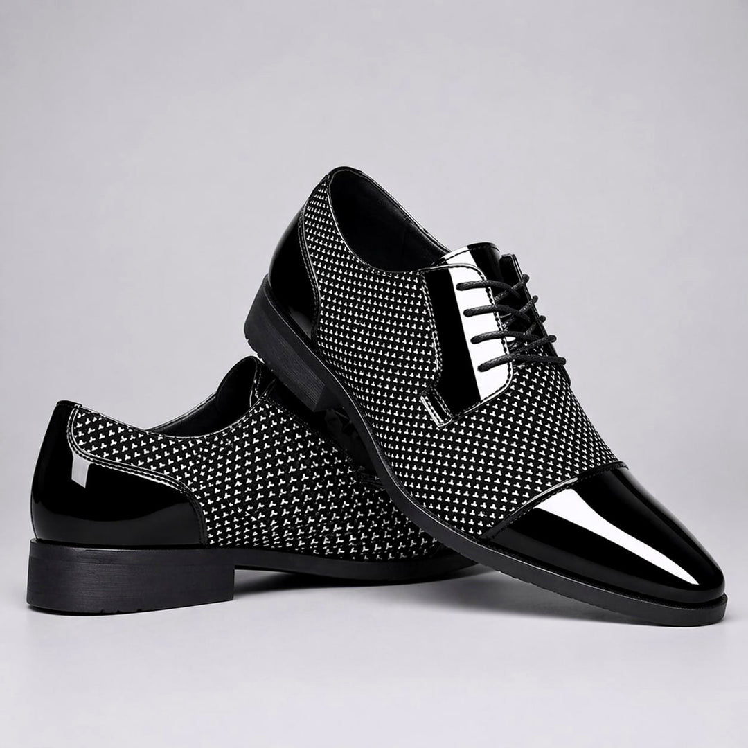Herren-Oxfords aus Leder mit Lacklederkappe und strukturiertem Muster