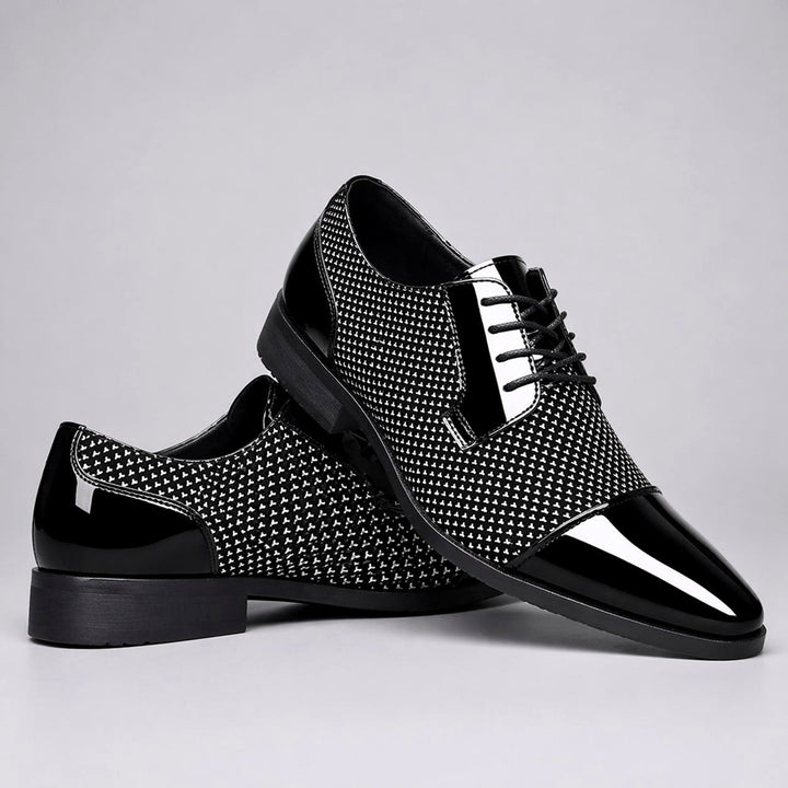 Herren-Oxfords aus Leder mit Lacklederkappe und strukturiertem Muster