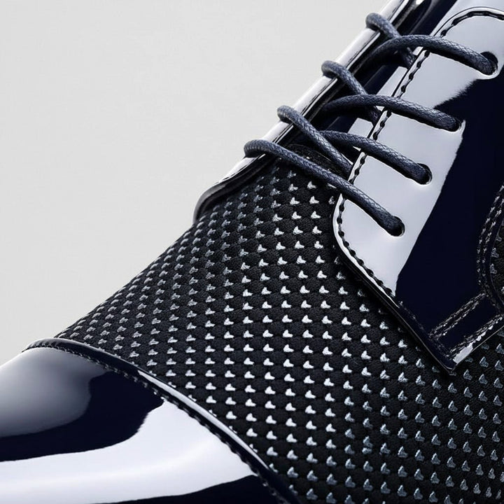Herren-Oxfords aus Leder mit Lacklederkappe und strukturiertem Muster