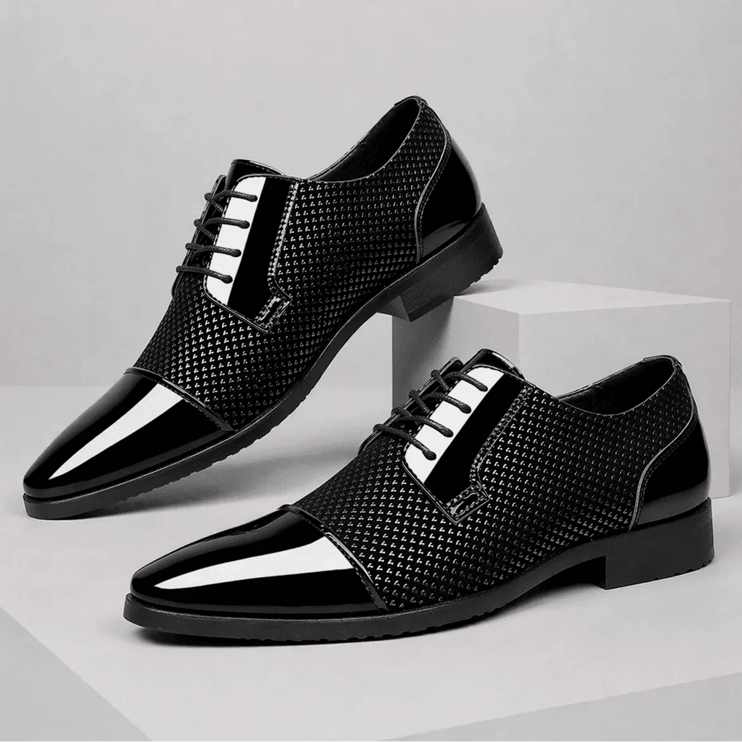 Herren-Oxfords aus Leder mit Lacklederkappe und strukturiertem Muster