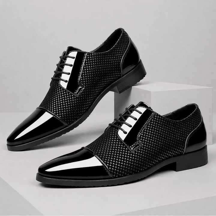 Herren-Oxfords aus Leder mit Lacklederkappe und strukturiertem Muster
