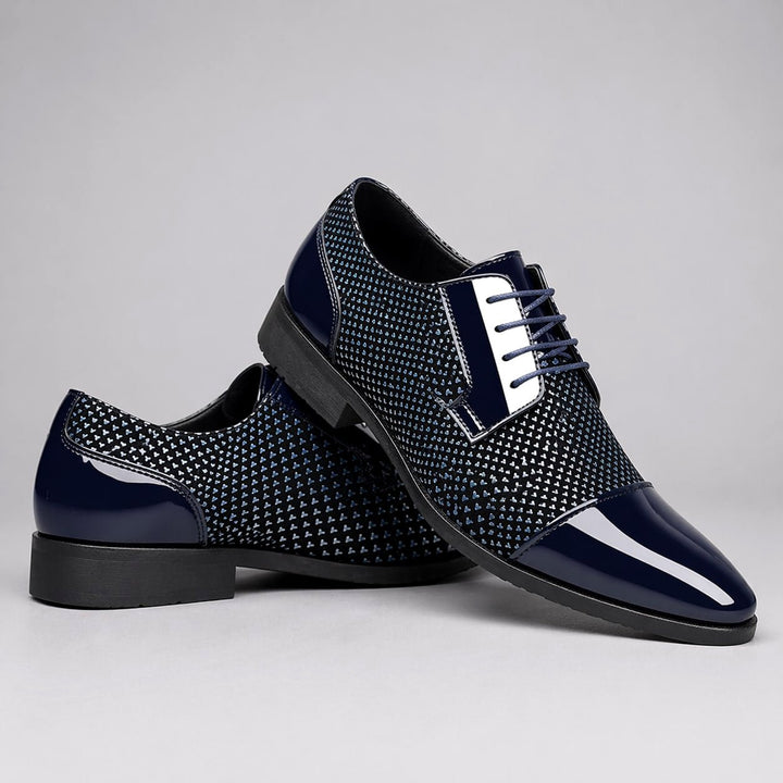 Herren-Oxfords aus Leder mit Lacklederkappe und strukturiertem Muster