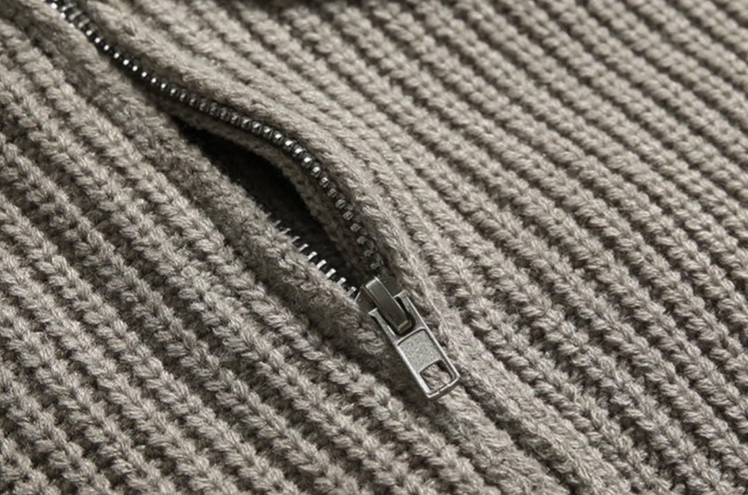 Klassischer Pullover mit Reißverschlusskragen