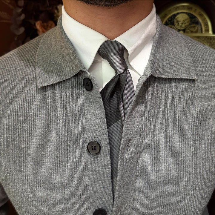 Herrenstrickjacke aus Wollmischung mit Hemdkragen, Knöpfen und langen Ärmeln