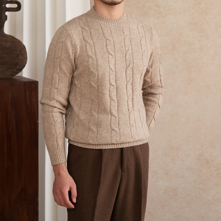 Herrenpullover mit Rundhalsausschnitt, Zopfmuster und gerippten Abschlüssen