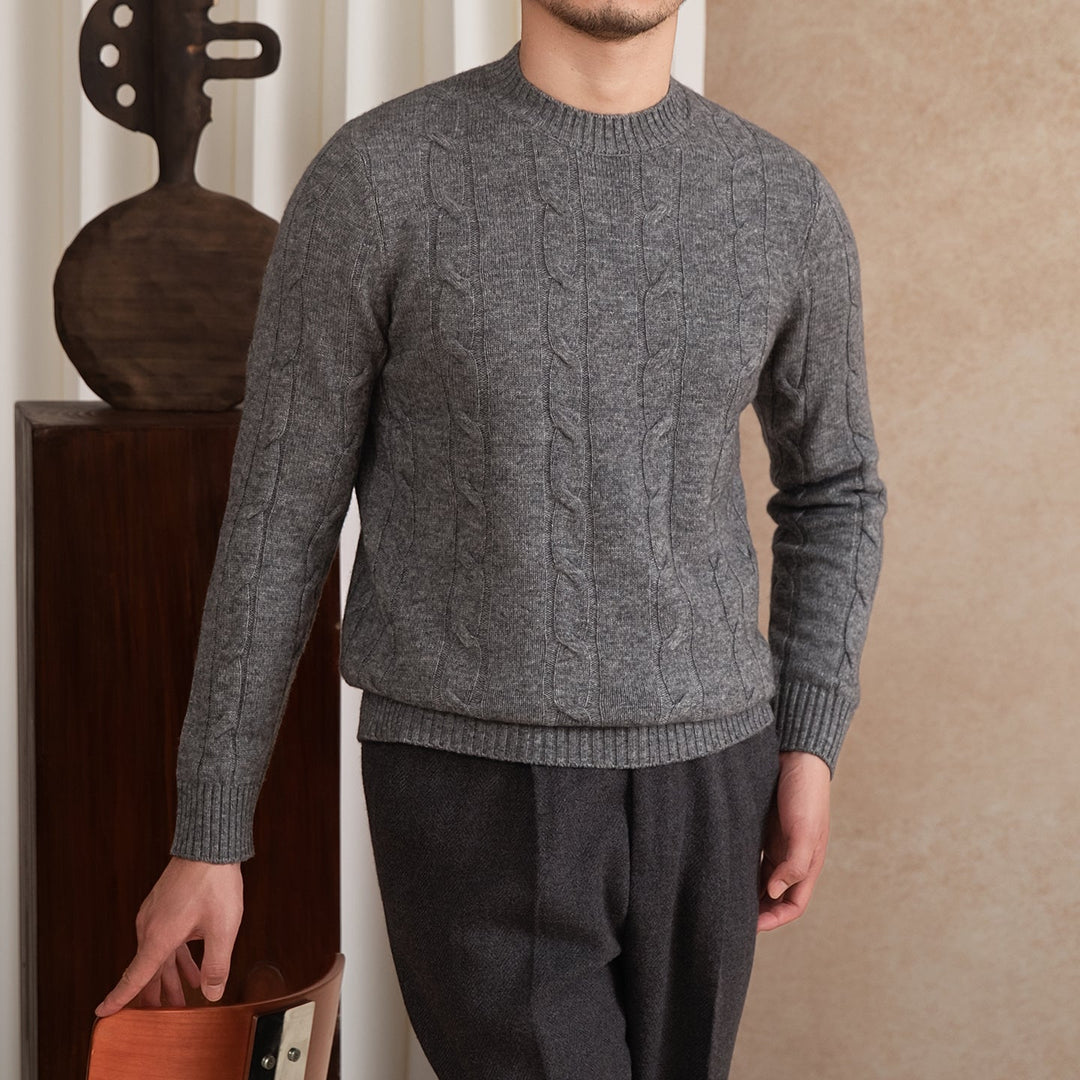 Herrenpullover mit Rundhalsausschnitt, Zopfmuster und gerippten Abschlüssen