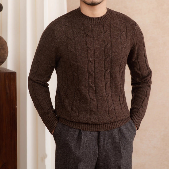 Herrenpullover mit Rundhalsausschnitt, Zopfmuster und gerippten Abschlüssen
