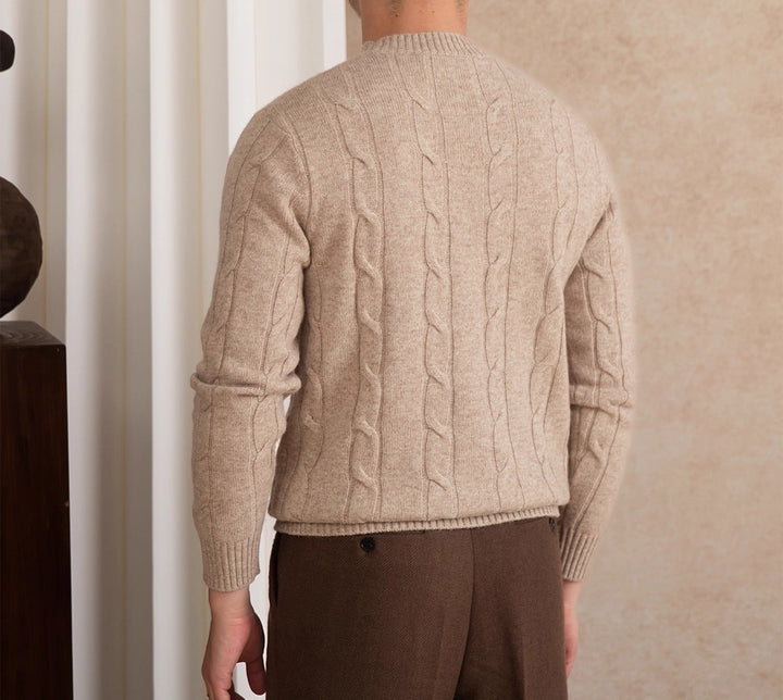 Herrenpullover mit Rundhalsausschnitt, Zopfmuster und gerippten Abschlüssen