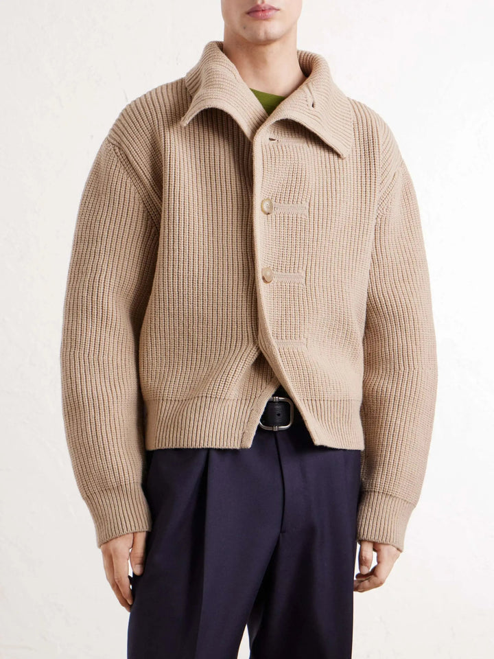 Herren-Strickjacke aus gerippter Wolle mit breitem Kragen und Knopfleiste