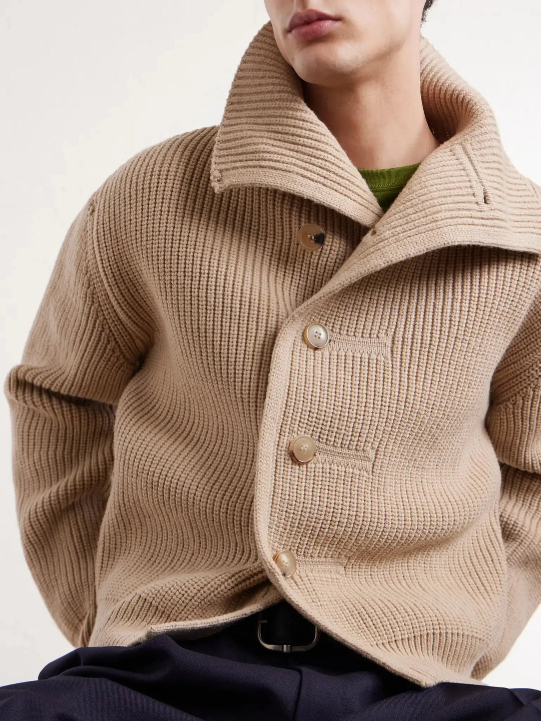 Herren-Strickjacke aus gerippter Wolle mit breitem Kragen und Knopfleiste