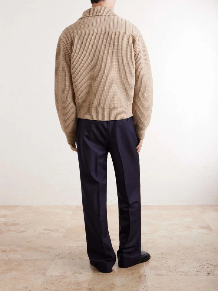 Herren-Strickjacke aus gerippter Wolle mit breitem Kragen und Knopfleiste