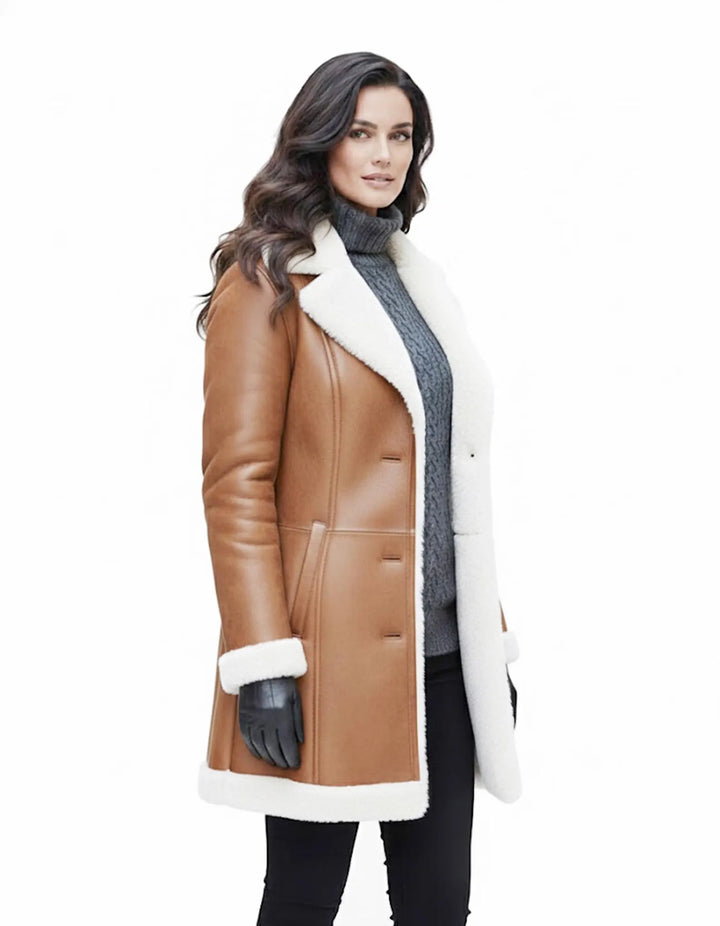 Giacca da donna in vera pelle di agnello color cammello con colletto in pelliccia sintetica e chiusura con zip