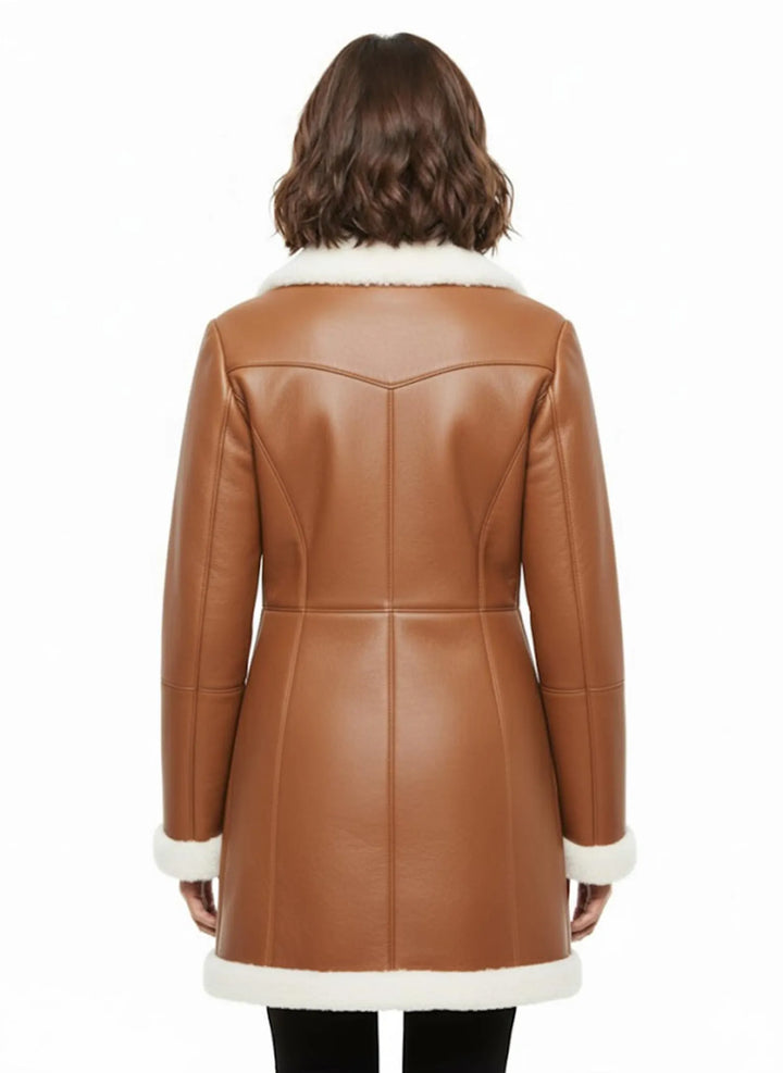 Giacca da donna in vera pelle di agnello color cammello con colletto in pelliccia sintetica e chiusura con zip