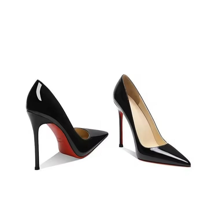 Damen-Pumps aus Lackleder mit Stilettoabsatz und roter Sohle