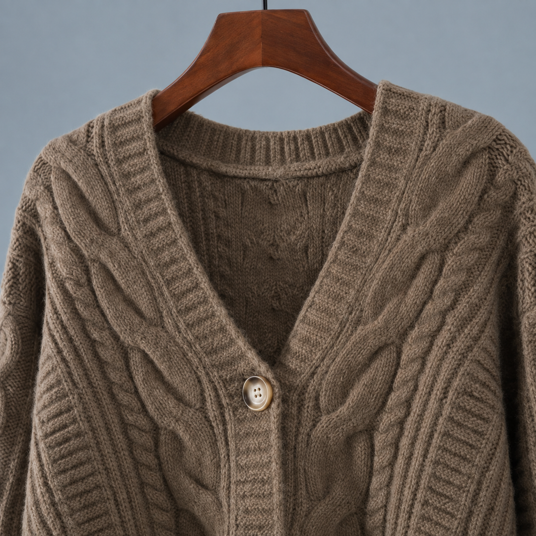 Gilet da donna in maglia a treccia con scollo a V profondo e tre bottoni