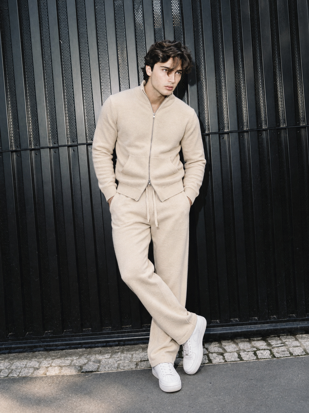 Completo da uomo in maglia con giacca con cerniera integrale e colletto rialzato e pantaloni dritti