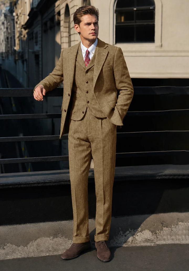 Costume Trois Pièces Homme Coupe Slim en Chevrons avec Ourlets Retroussés et Gilet Boutonné