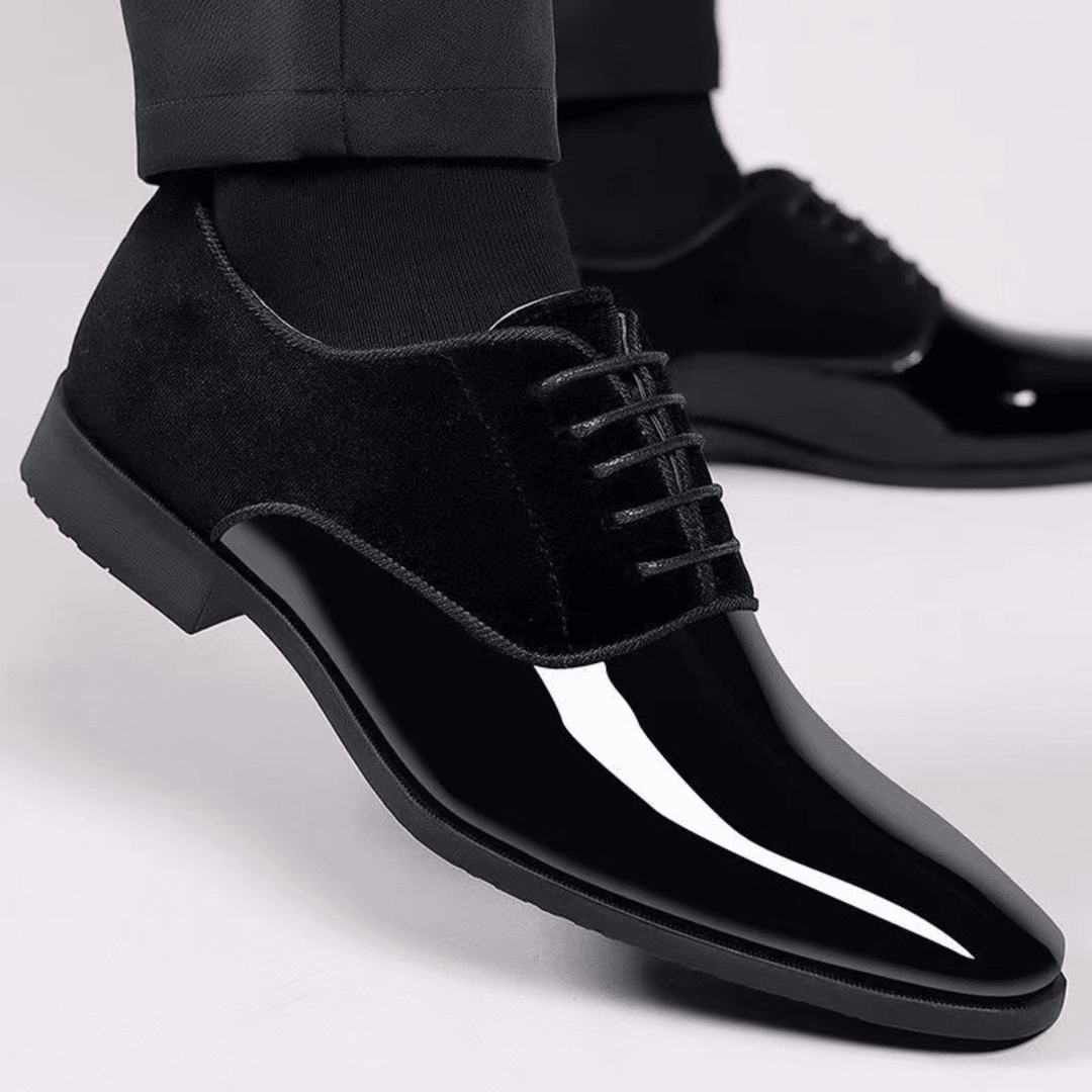 Herren-Oxfords aus Samt mit Kappe aus Lackleder und Schnürung