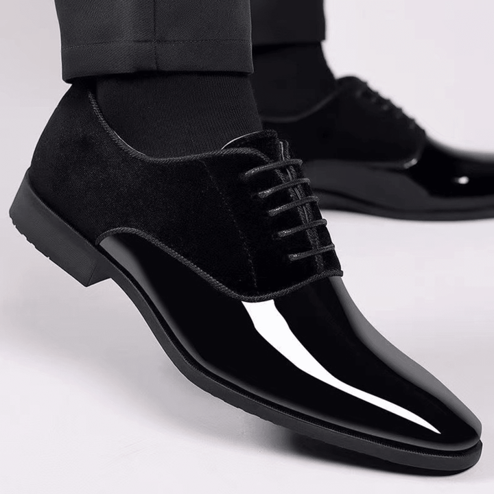 Herren-Oxfords aus Samt mit Kappe aus Lackleder und Schnürung