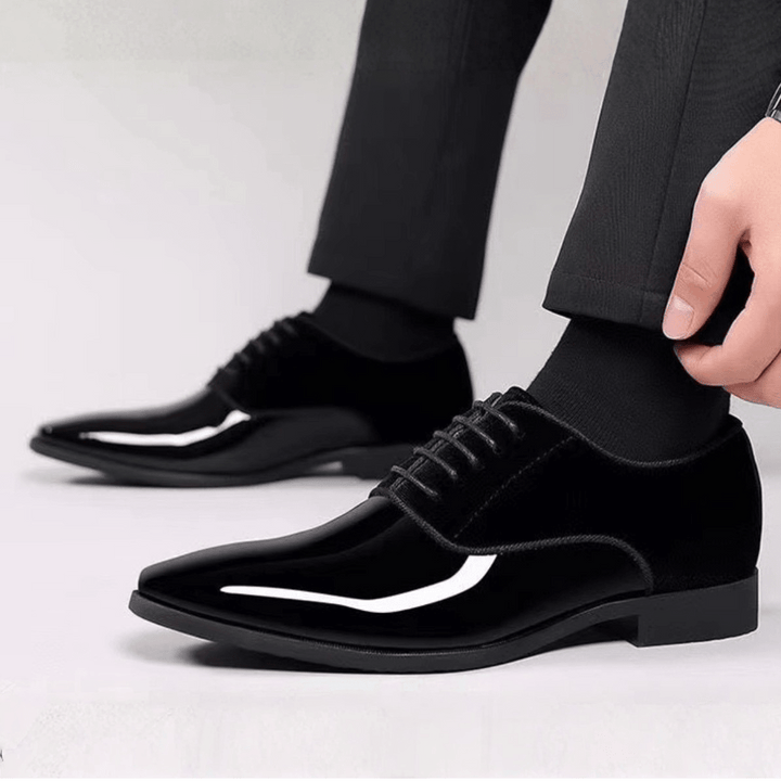 Herren-Oxfords aus Samt mit Kappe aus Lackleder und Schnürung