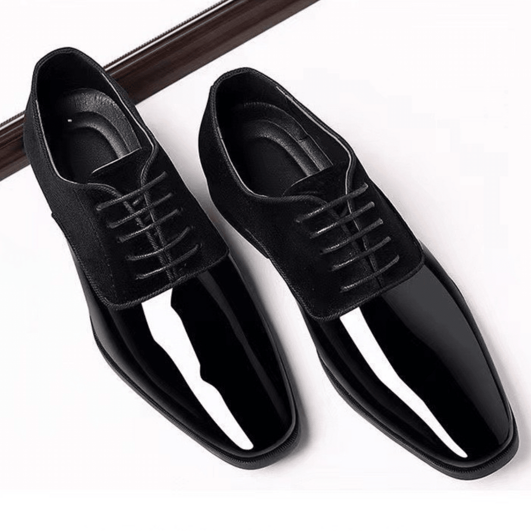 Herren-Oxfords aus Samt mit Kappe aus Lackleder und Schnürung