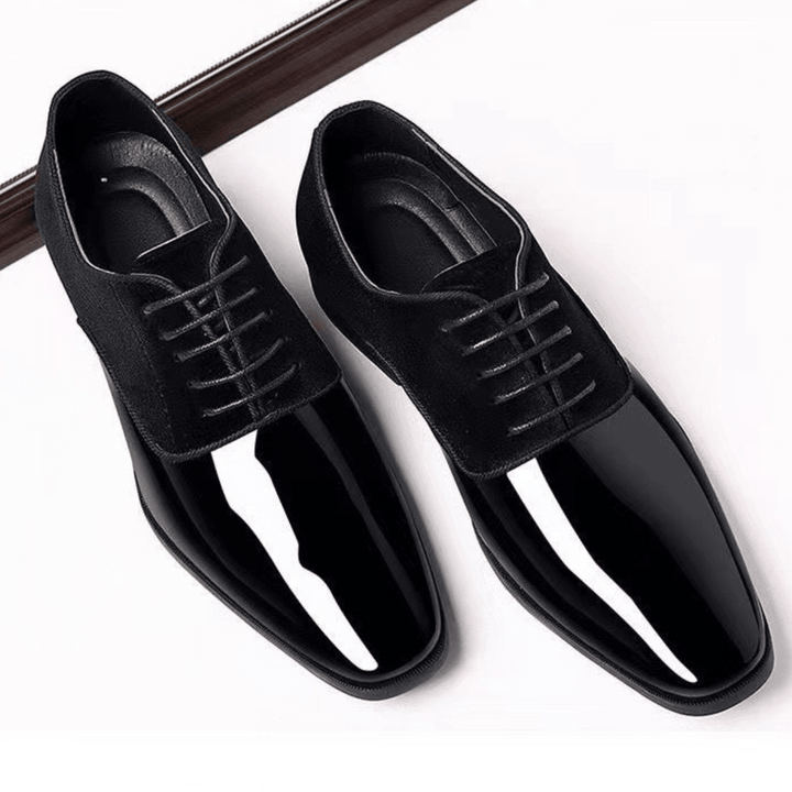 Herren-Oxfords aus Samt mit Kappe aus Lackleder und Schnürung
