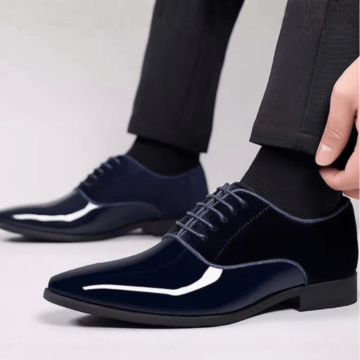 Herren-Oxfords aus Samt mit Kappe aus Lackleder und Schnürung
