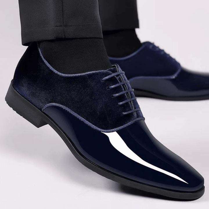 Herren-Oxfords aus Samt mit Kappe aus Lackleder und Schnürung