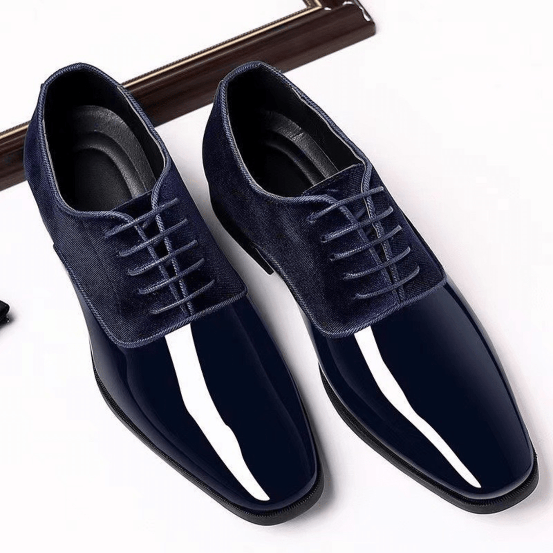 Herren-Oxfords aus Samt mit Kappe aus Lackleder und Schnürung